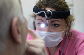 Онкологи назвали основные симптомы рака головы и шеи