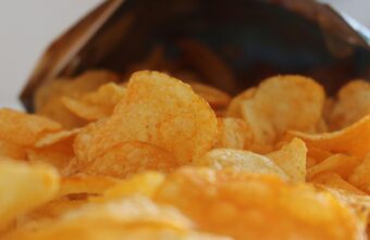 Врач рассказал, какие чипсы полезно есть для здоровья