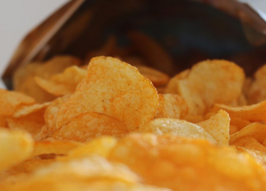 Врач рассказал, какие чипсы полезно есть для здоровья