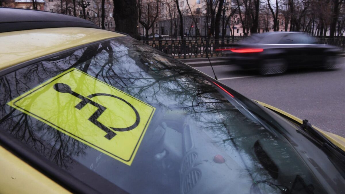 Россиян могут начать лишать прав за повторное использование знака "Инвалид"