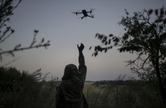 В Торопце из-за падения БПЛА начался пожар, людей частично эвакуируют