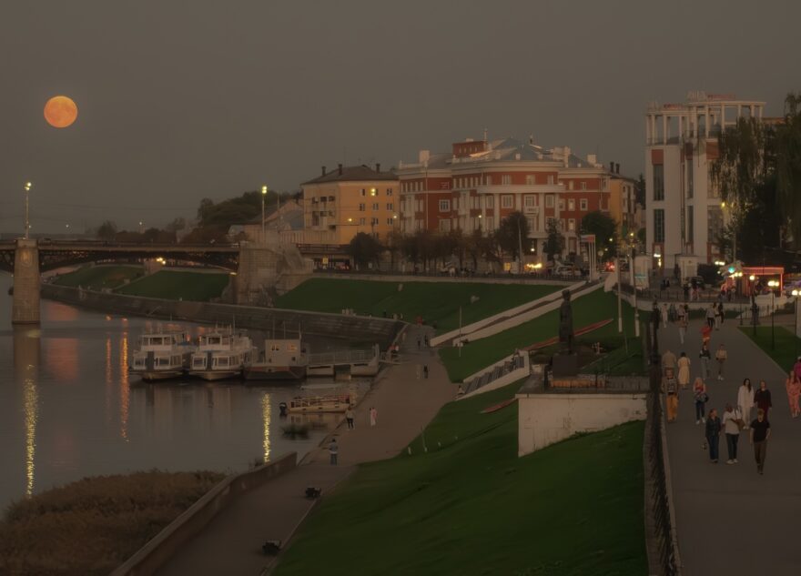 Астрономы развеяли слухи о появлении "второй Луны"