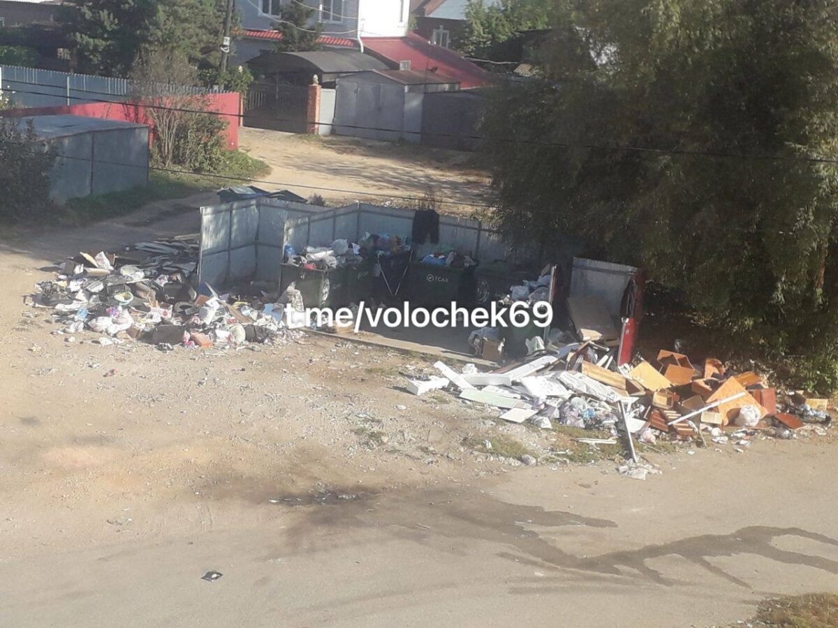 В Тверской области огромная свалка мешает людям спокойно жить