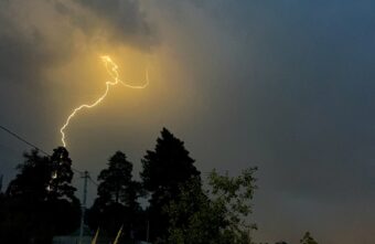 Вечером Тверь накрыла страшно красивая гроза Вечером Тверь накрыла страшно красивая гроза