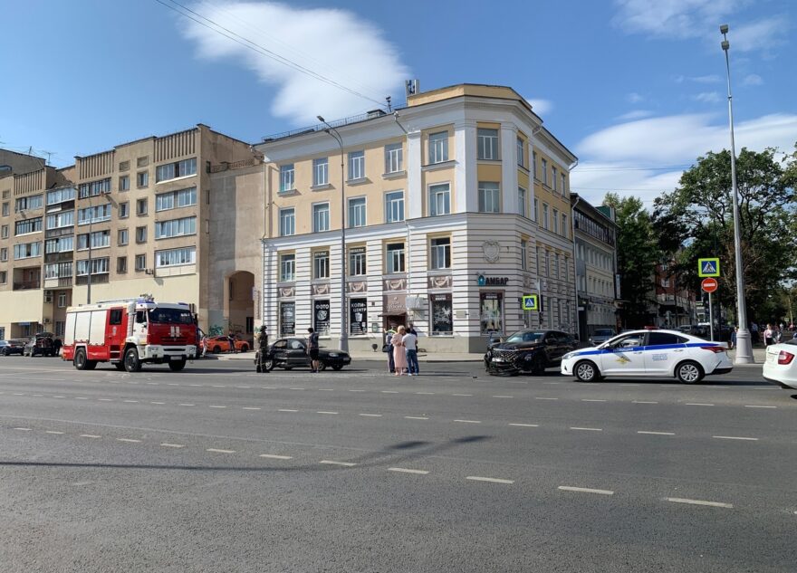 В центре Твери столкнулись две иномарки