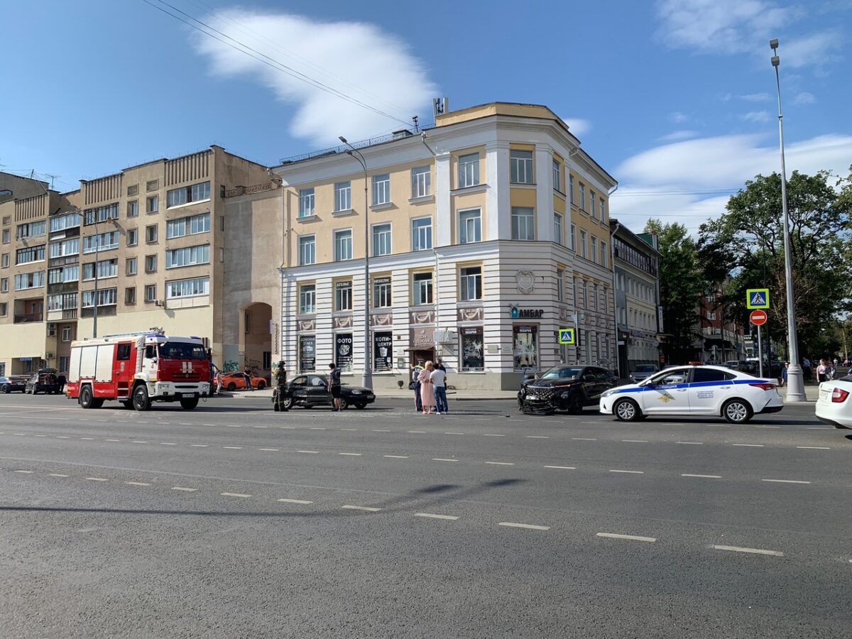 В центре Твери столкнулись две иномарки