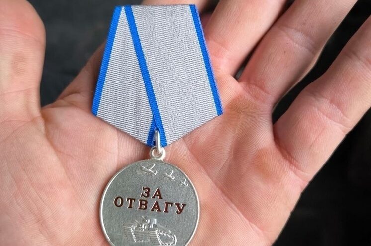 Двух бойцов из Оленинского округа Тверской области наградили медалями за участие в СВО