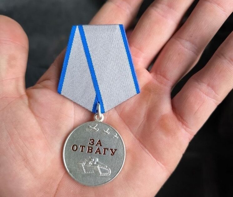 Двух бойцов из Оленинского округа Тверской области наградили медалями за участие в СВО