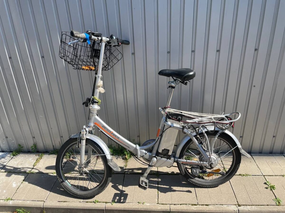 В Твери водитель автомобиля сбил велосипедиста на парковке