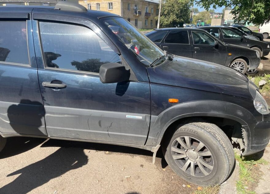 В Твери водитель автомобиля сбил велосипедиста на парковке