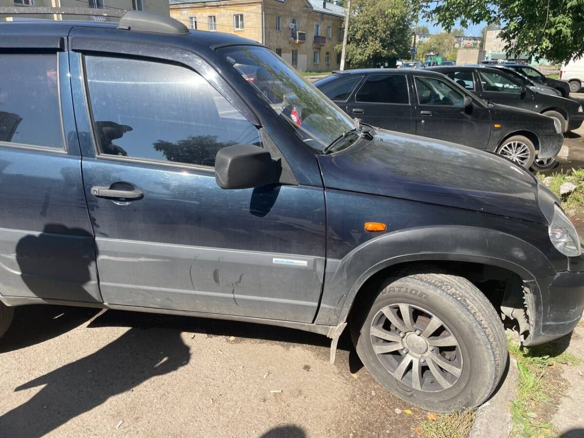 В Твери водитель автомобиля сбил велосипедиста на парковке
