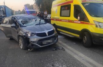 Появилось видео столкновения четырех автомобилей в Твери Появилось видео столкновения четырех автомобилей в Твери