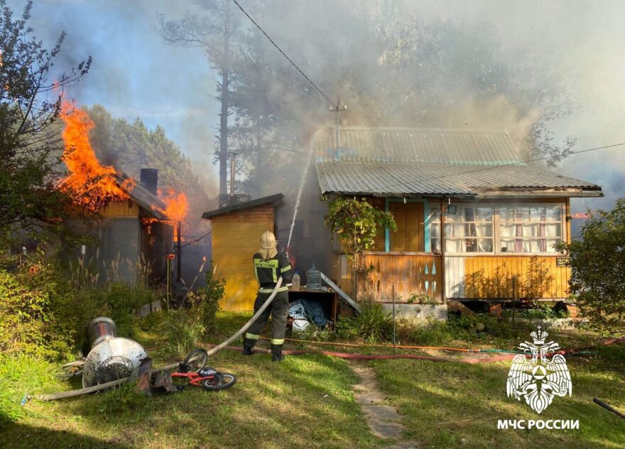 В Тверской области пожарные пять часов тушили дачный дом