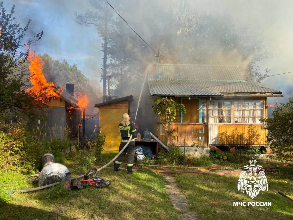 В Тверской области пожарные пять часов тушили дачный дом