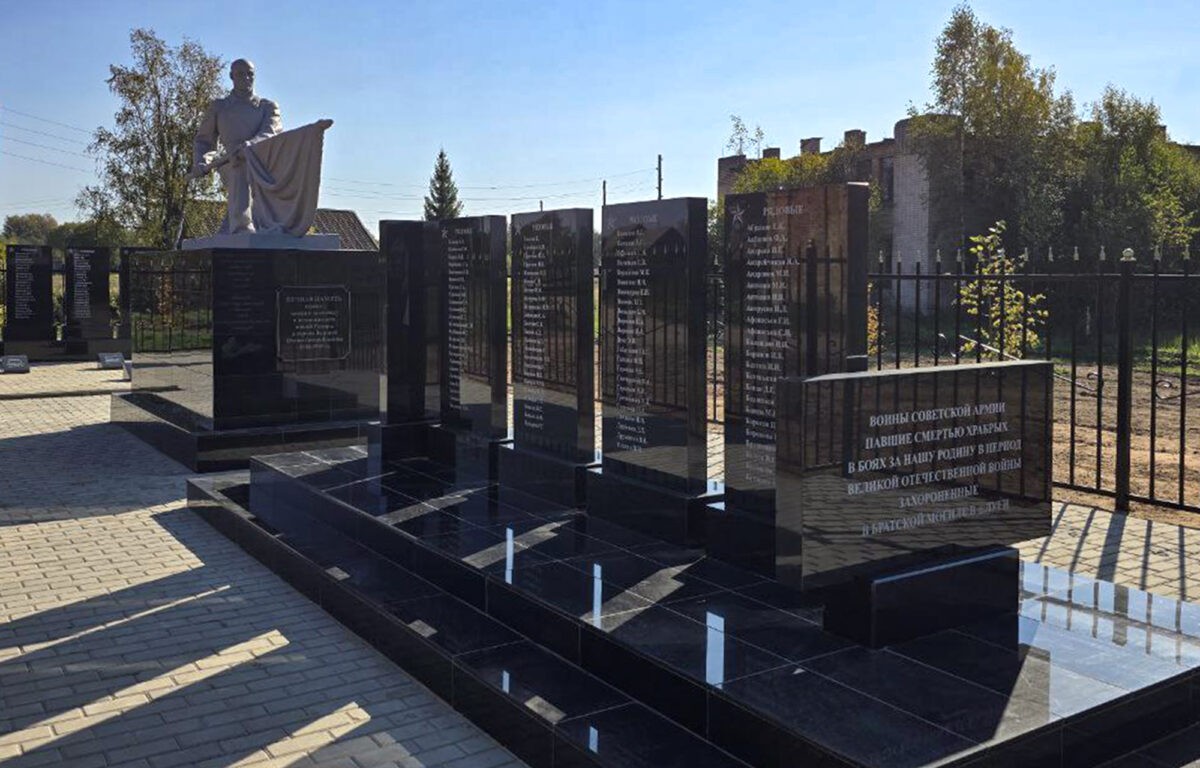 В деревне Луги Андреапольского округа благоустроили воинское захоронение