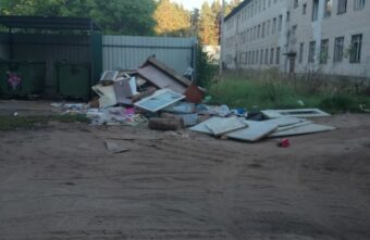 Под Тверью мусор не вывозят с площадки больше полугода Под Тверью мусор не вывозят с площадки больше полугода