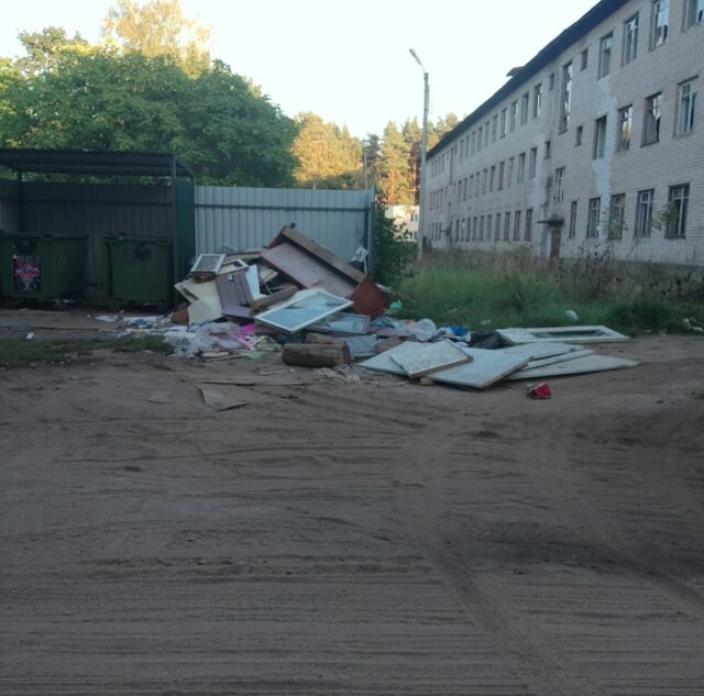 Под Тверью мусор не вывозят с площадки больше полугода