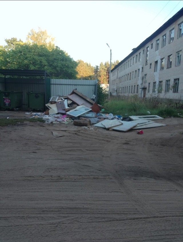 Под Тверью мусор не вывозят с площадки больше полугода