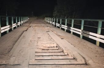 В Тверской области возле деревни разваливается старый мост В Тверской области возле деревни разваливается старый мост