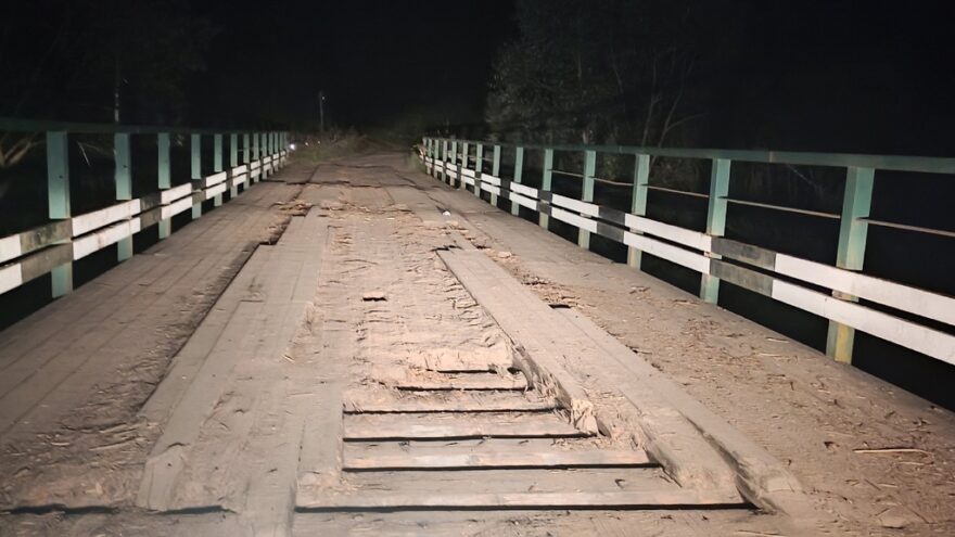 В Тверской области возле деревни разваливается старый мост