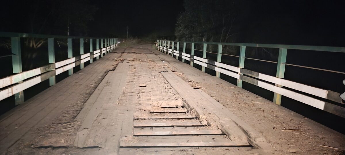 В Тверской области возле деревни разваливается старый мост