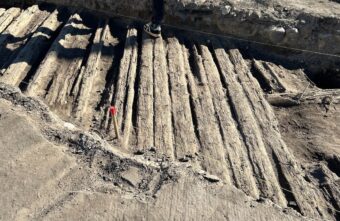 На раскопках в Тверской области нашли старинную мостовую и браслет На раскопках в Тверской области нашли старинную мостовую и браслет