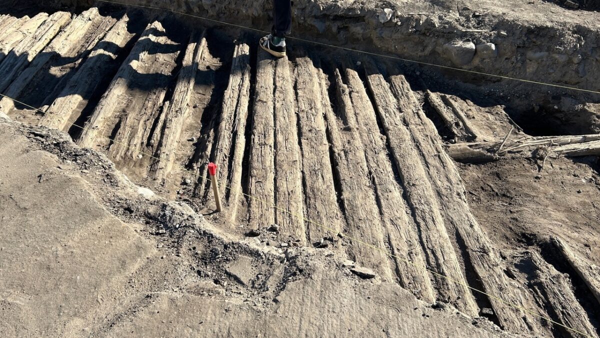 На раскопках в Тверской области нашли старинную мостовую и браслет