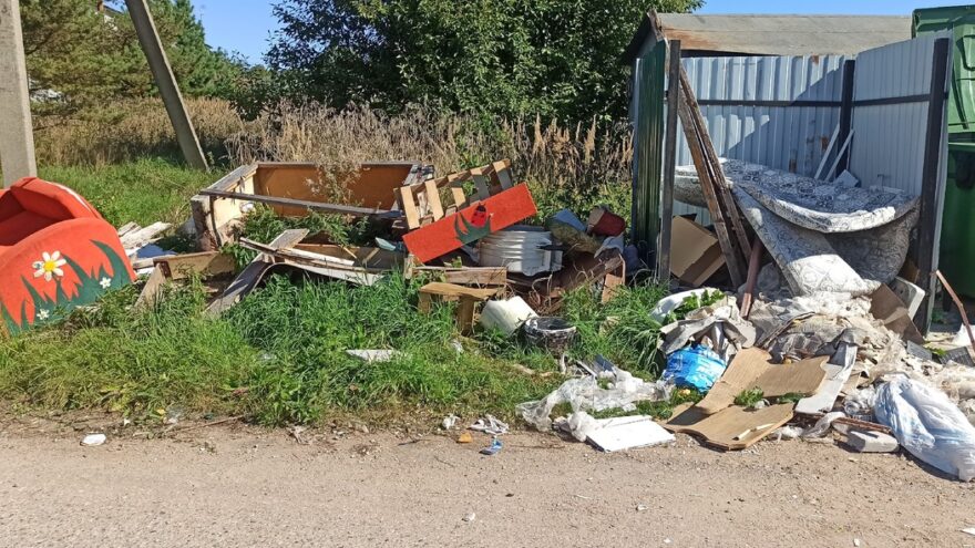Деревня в Тверской области превратилась в настоящую свалку