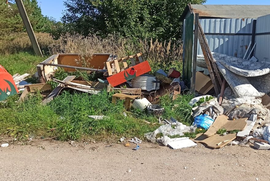 Деревня в Тверской области превратилась в настоящую свалку Деревня в Тверской области превратилась в настоящую свалку