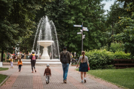 В России обсуждают законопроект о запрете усыновления для стран, где есть смена пола