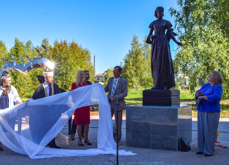 В Оленино открыли памятник основательнице поселка