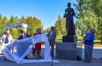 В Тверской области открыли памятник основательнице посёлка Оленино