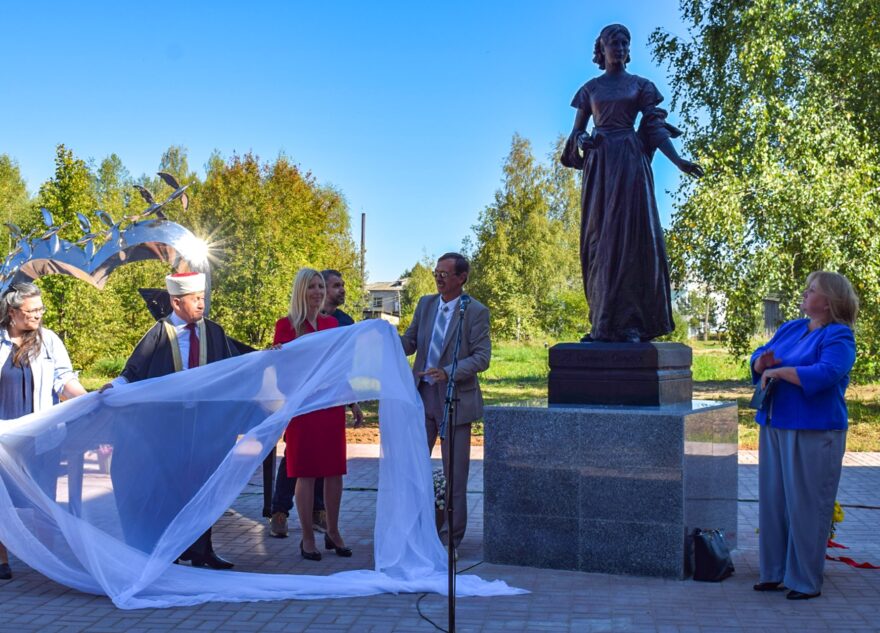 В Тверской области открыли памятник основательнице посёлка Оленино В Тверской области открыли памятник основательнице посёлка Оленино