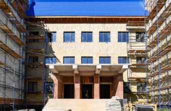 Игорь Руденя провёл выездное совещание на объектах образования, которые строят в Конаковском округе