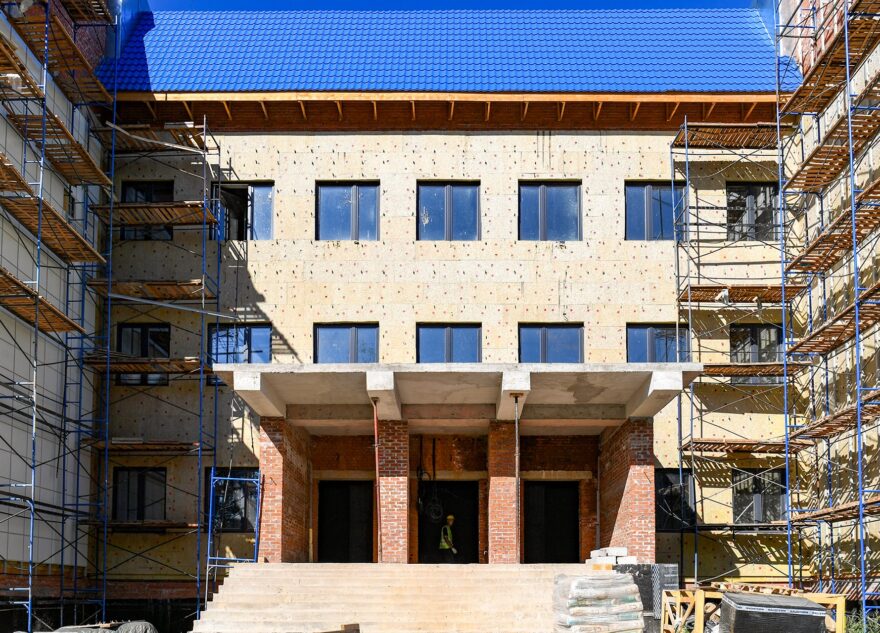 Игорь Руденя провёл выездное совещание на объектах образования, которые строят в Конаковском округе