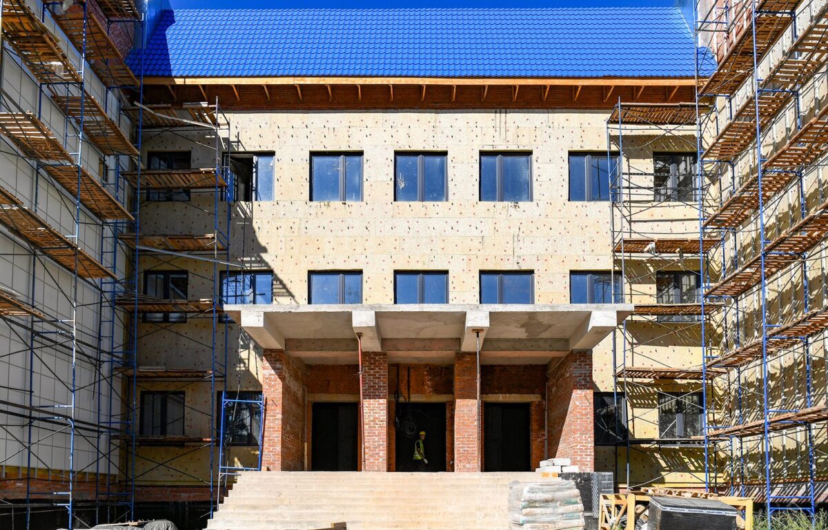 Игорь Руденя провёл выездное совещание на объектах образования, которые строят в Конаковском округе