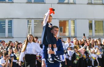 «В добрый путь!»: губернатор Игорь Руденя поздравил с Днём знаний учеников школы № 52 Твери «В добрый путь!»: губернатор Игорь Руденя поздравил с Днём знаний учеников школы № 52 Твери