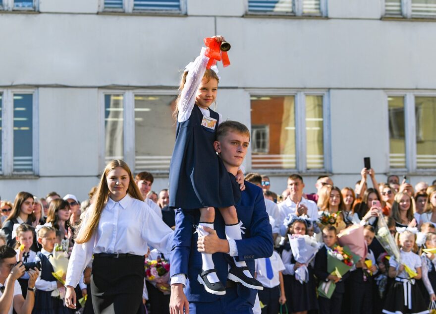 «В добрый путь!»: губернатор Игорь Руденя поздравил с Днём знаний учеников школы № 52 Твери