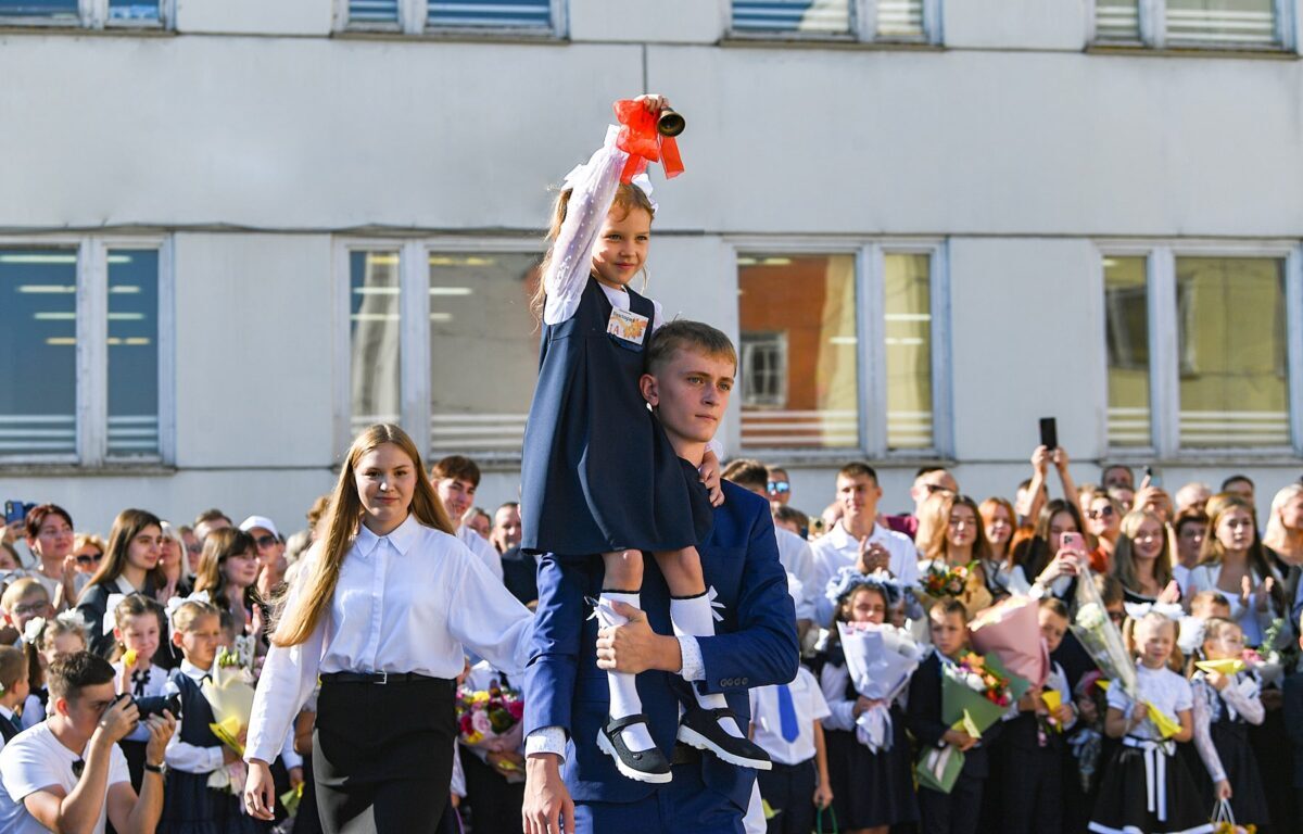 «В добрый путь!»: губернатор Игорь Руденя поздравил с Днём знаний учеников школы № 52 Твери