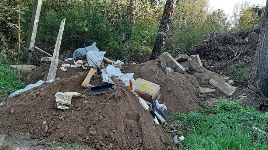 В Тверской области возле школы образовалась огромная свалка
