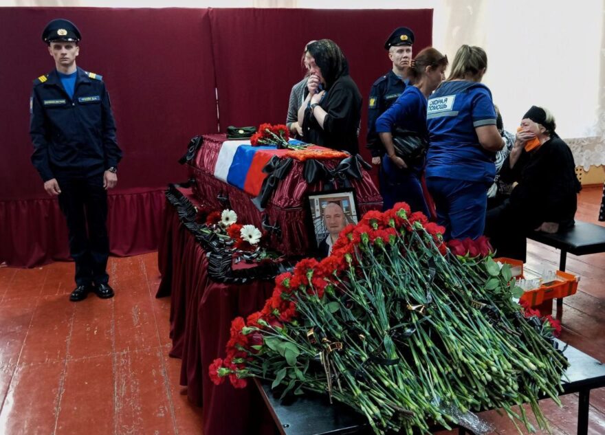 В Тверской области проводили в последний путь бойца Антона Косовских В Тверской области проводили в последний путь бойца Антона Косовских