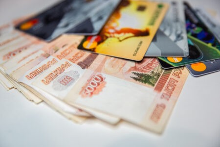 В октябре россиянам поднимут зарплаты на 359 миллиардов