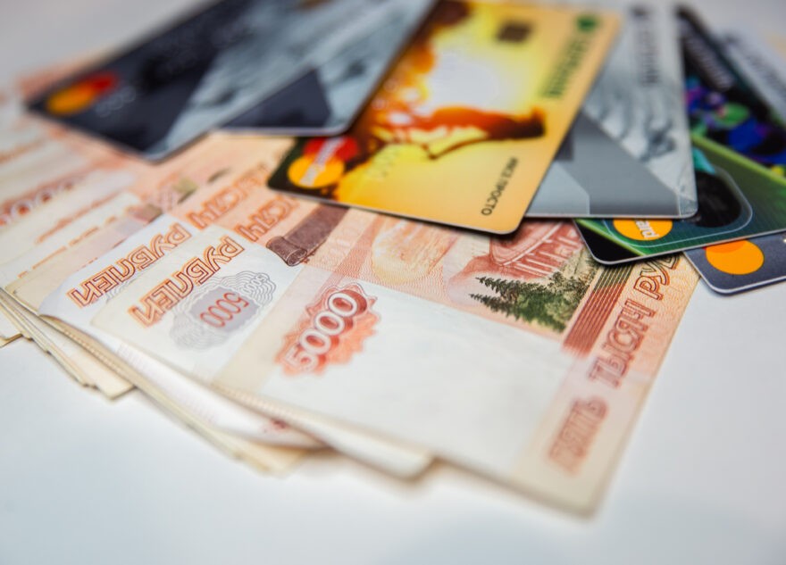 В октябре россиянам поднимут зарплаты на 359 миллиардов