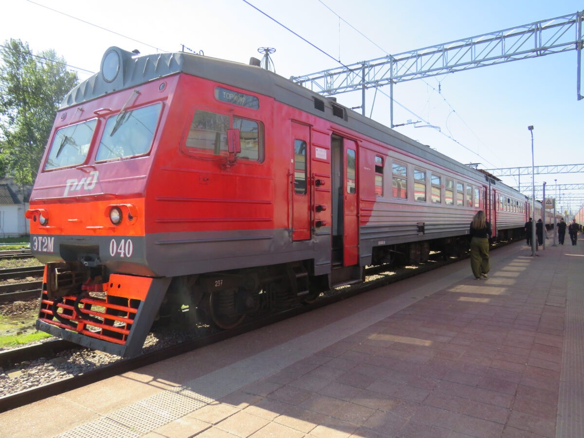 Жительница Тверской области украла телефон у пассажирки в электропоезде