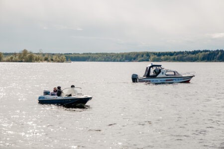 В Тверской области моторная лодка врезалась в бетонное ограждение, есть пострадавшие