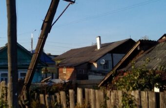 В городе Тверской области повалились столбы и провисли провода