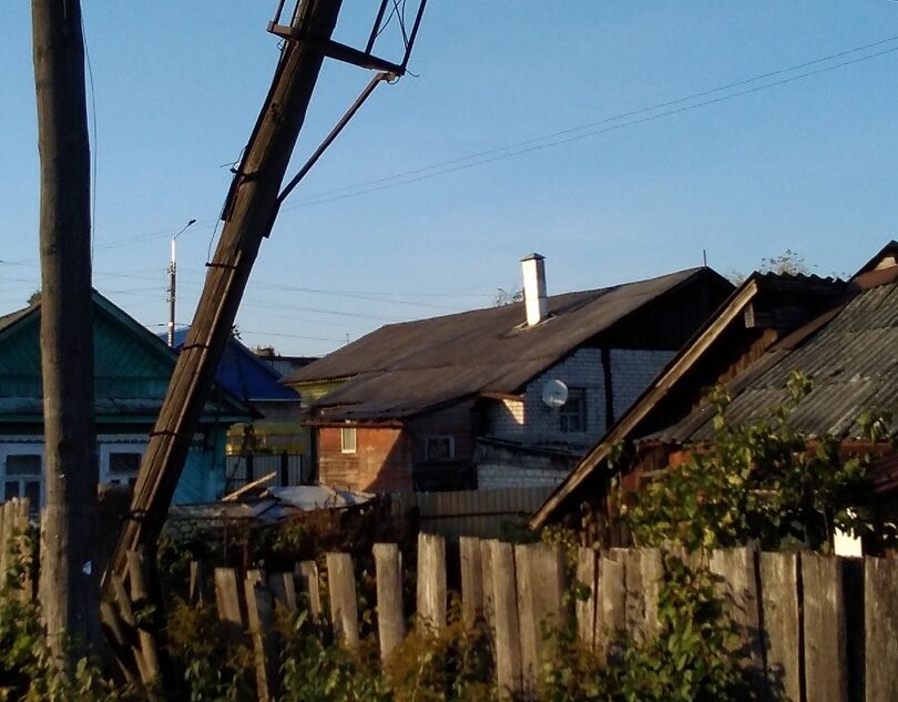 В городе Тверской области повалились столбы и провисли провода В городе Тверской области повалились столбы и провисли провода