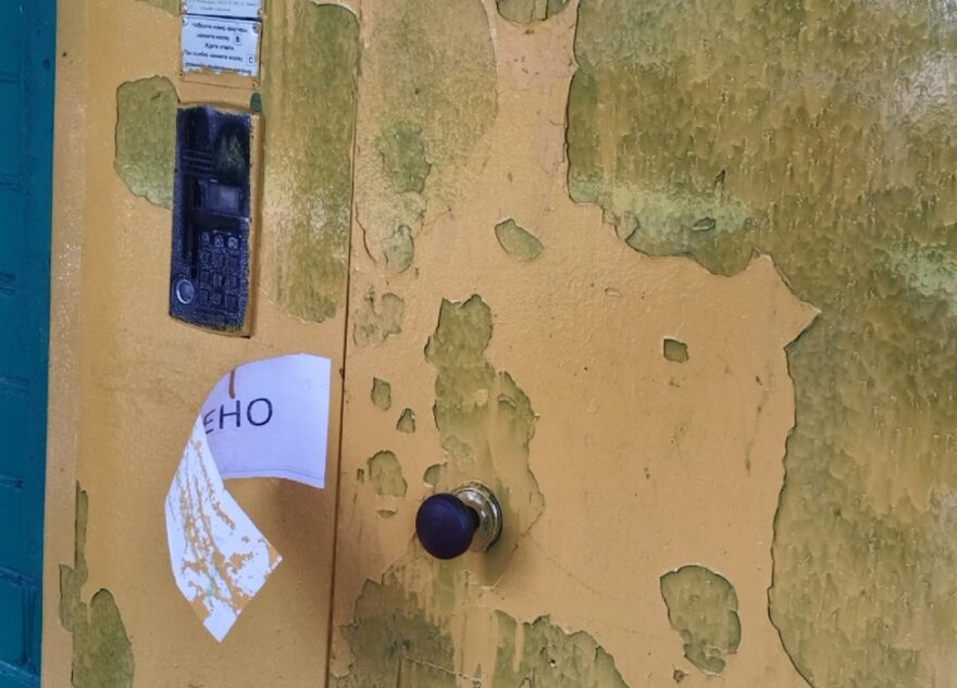 В Тверской области дверь дома окрасили в "лунном" стиле