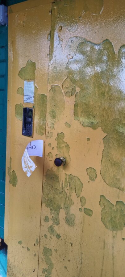 В Тверской области дверь дома окрасили в "лунном" стиле