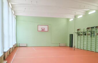 В Жарковской школе №1 отремонтировали спортивный зал